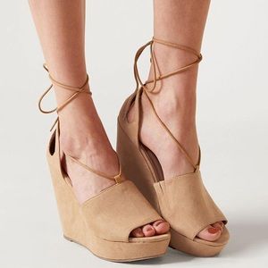 Feryl Robin Lace Up Wedges. Size 8.